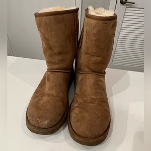 Ugg classic short boots in chestnut size 9